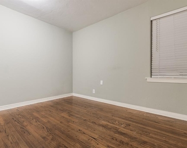 1906 Dorchester Drive - Photo Thumbnail 13