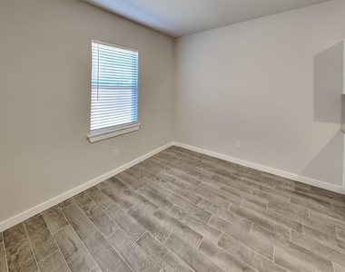 4517 Ne 124th Street - Photo Thumbnail 6