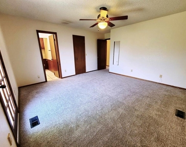 10413 Glascow Drive - Photo Thumbnail 13