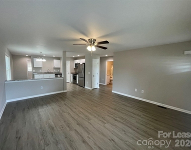 605 Frank Street - Photo Thumbnail 2