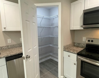 605 Frank Street - Photo Thumbnail 7