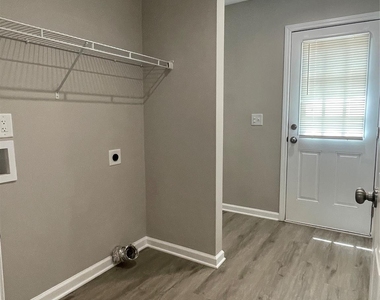 605 Frank Street - Photo Thumbnail 8