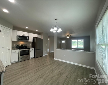 605 Frank Street - Photo Thumbnail 3