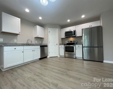 605 Frank Street - Photo Thumbnail 4