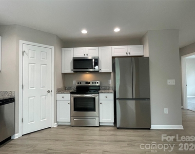 605 Frank Street - Photo Thumbnail 5