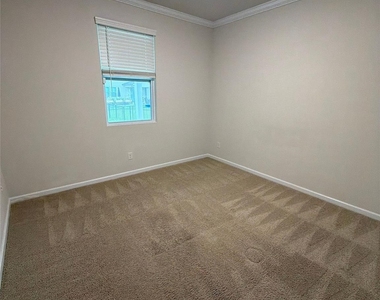 1008 Fairbrae Lane - Photo Thumbnail 19