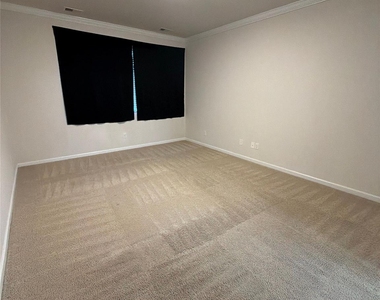 1008 Fairbrae Lane - Photo Thumbnail 10