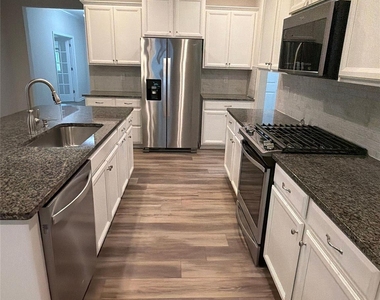 1008 Fairbrae Lane - Photo Thumbnail 5