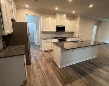 1008 Fairbrae Lane - Photo Thumbnail 4
