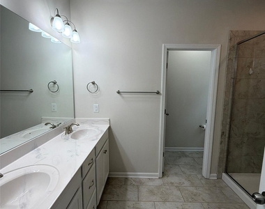 1008 Fairbrae Lane - Photo Thumbnail 12