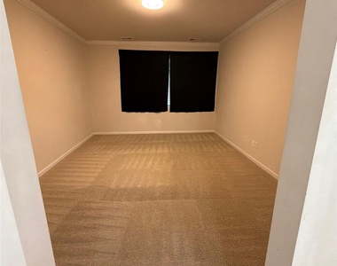 1008 Fairbrae Lane - Photo Thumbnail 9