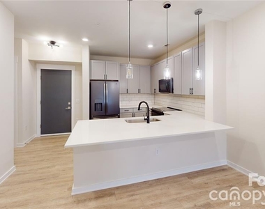3630 N Davidson Street - Photo Thumbnail 4