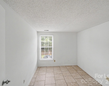 1624 Arlyn Circle - Photo Thumbnail 8