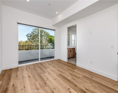 5044 Laurel Canyon Boulevard - Photo Thumbnail 15