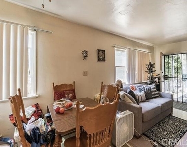 241 E Washington - Photo Thumbnail 5
