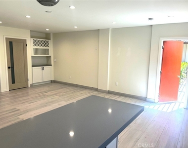 18349 1/2 Hiawatha Street - Photo Thumbnail 3