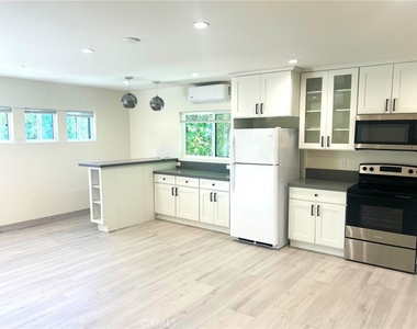 18349 1/2 Hiawatha Street - Photo Thumbnail 7
