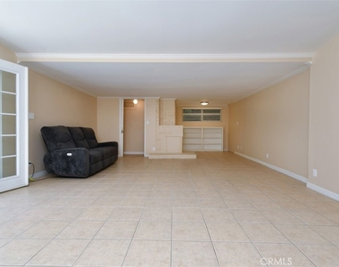14334 1/2 Tiara - Photo Thumbnail 2
