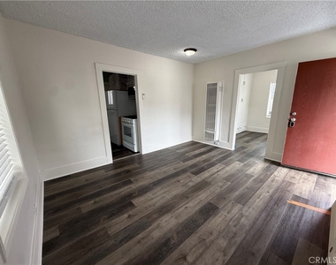 1053 Loma - Photo Thumbnail 2