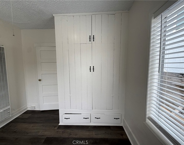 1053 Loma - Photo Thumbnail 16