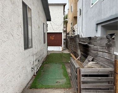 1053 Loma - Photo Thumbnail 18