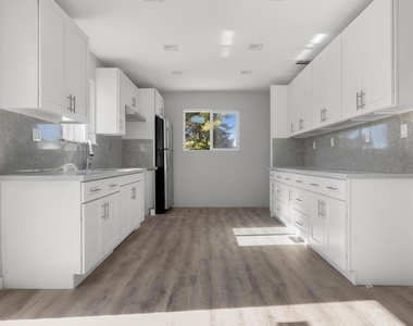 6256 Satsuma Avenue - Photo Thumbnail 2