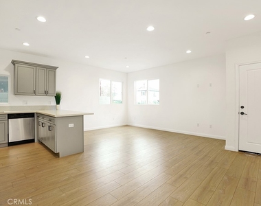 5729 Willow Crest Avenue - Photo Thumbnail 3