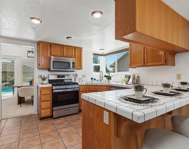 1713 W Country Club Lane - Photo Thumbnail 13