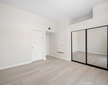 4328 Whitsett Avenue - Photo Thumbnail 17