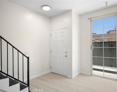 4328 Whitsett Avenue - Photo Thumbnail 3
