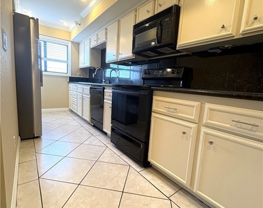 645 Balboa Avenue - Photo Thumbnail 4