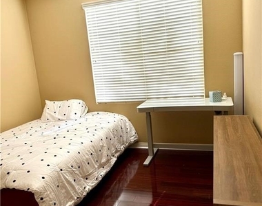 100 Chesapeake Court - Photo Thumbnail 13