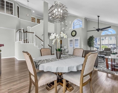 2435 Pinehurst Court - Photo Thumbnail 10