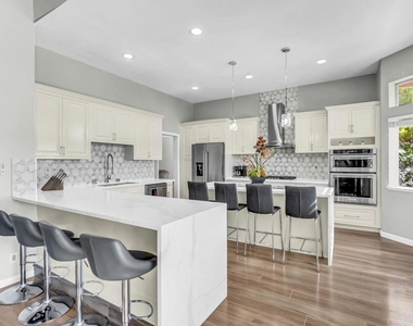 2435 Pinehurst Court - Photo Thumbnail 14