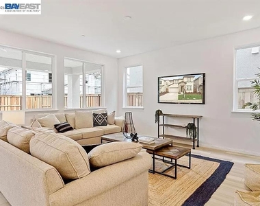 2789 Penrose Ln - Photo Thumbnail 5