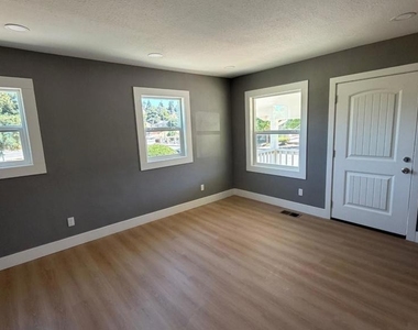 813 Butte St - Photo Thumbnail 2