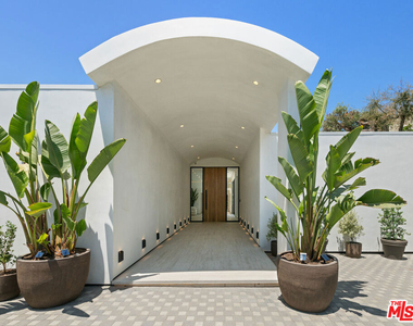 365 Trousdale Place - Photo Thumbnail 5