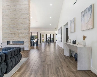 17520 Embassy Drive - Photo Thumbnail 8