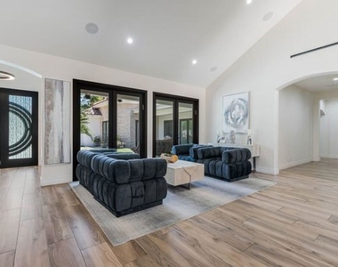17520 Embassy Drive - Photo Thumbnail 9