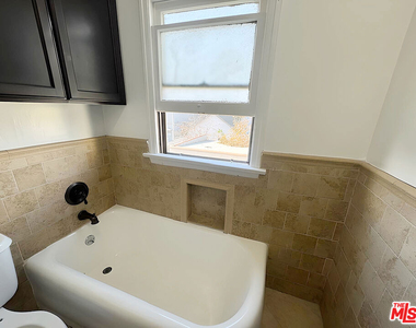 1525 1/2 S Orange Grove Avenue - Photo Thumbnail 15