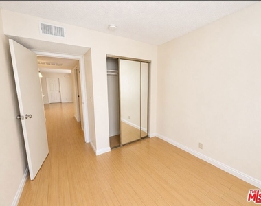 13406 Moorpark Street - Photo Thumbnail 12
