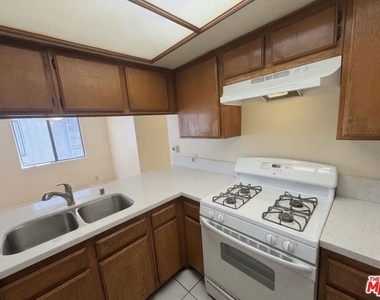 13406 Moorpark Street - Photo Thumbnail 9