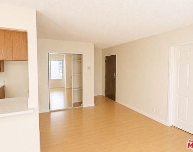 13406 Moorpark Street - Photo Thumbnail 4