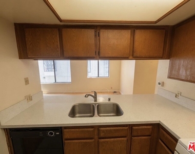 13406 Moorpark Street - Photo Thumbnail 8