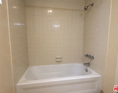 13406 Moorpark Street - Photo Thumbnail 17