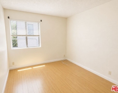 13406 Moorpark Street - Photo Thumbnail 15