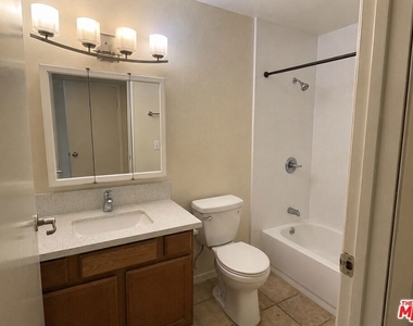 13406 Moorpark Street - Photo Thumbnail 14