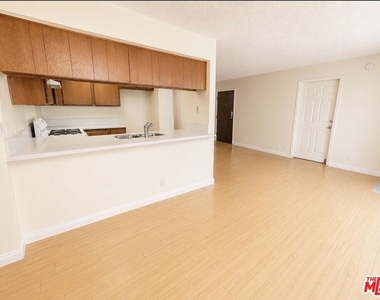 13406 Moorpark Street - Photo Thumbnail 5