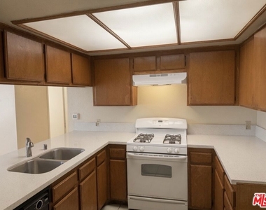 13406 Moorpark Street - Photo Thumbnail 7