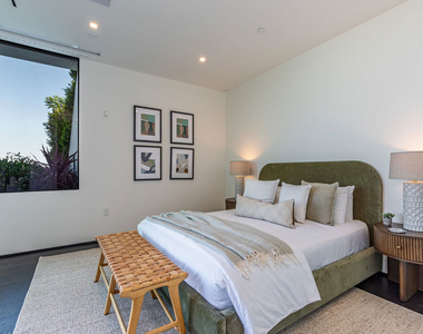 9364 Beverly Crest Drive - Photo Thumbnail 16